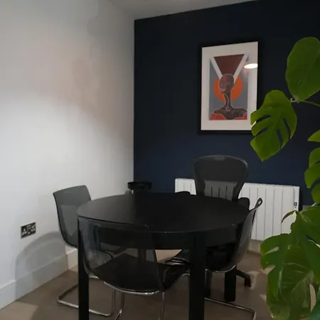 Apartment West Luxury Oasis, Ealing Broadway - Location!!! London