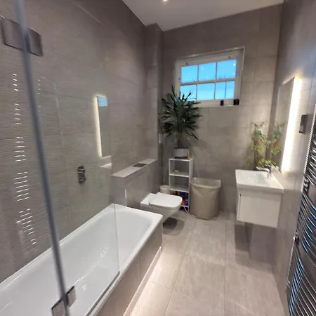 West Luxury Oasis, Ealing Broadway - Location!!! London