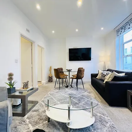 Stylish Flat Steps From Oxford Street! *