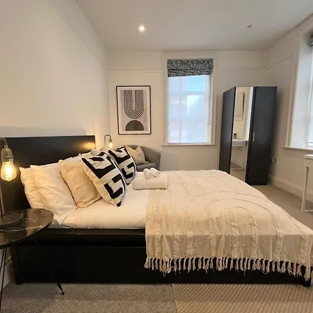 Stylish Flat Steps From Oxford Street! London
