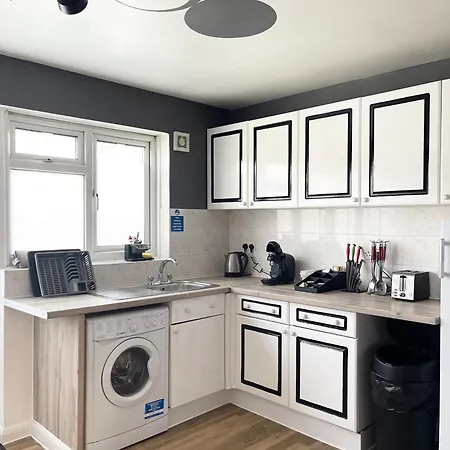 Apartment Romford Town House - 4-5 Bedroom Goodmayes