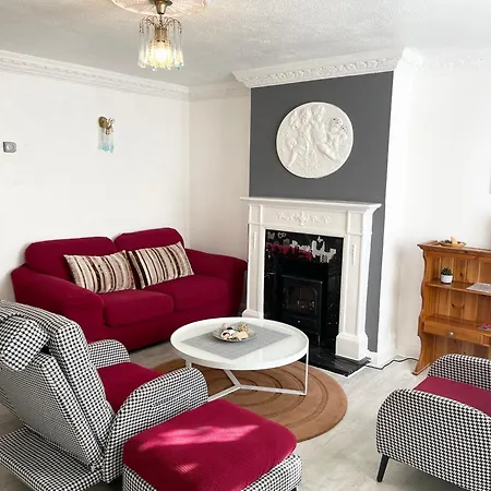 Romford Town House - 4-5 Bedroom Apartment