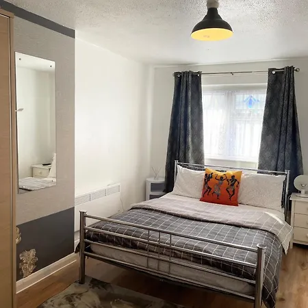 Apartment Romford Town House - 4-5 Bedroom Goodmayes