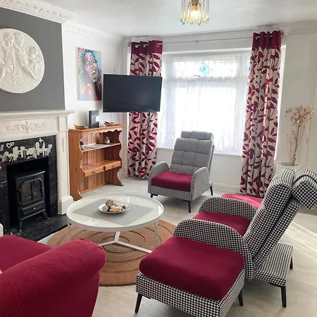 Romford Town House - 4-5 Bedroom
