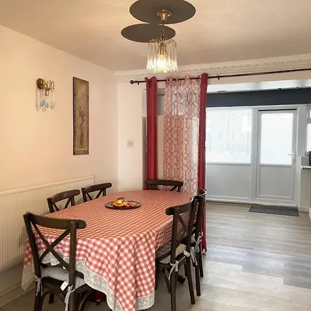 Romford Town House - 4-5 Bedroom Apartment