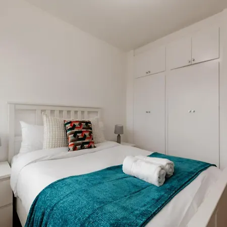 Luxurious Entire In Paddington Apartment