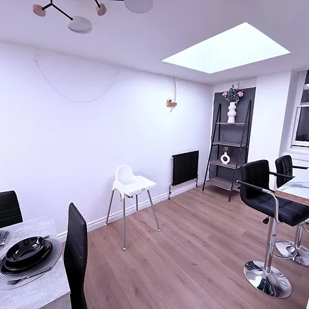 Spacious 4-Bedroom Near London Bridge, Fast Wi-Fi, Dryer & Quick Access To Central London Norwood