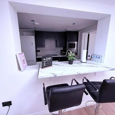 Spacious 4-Bedroom Near London Bridge, Fast Wi-Fi, Dryer & Quick Access To Central London Norwood