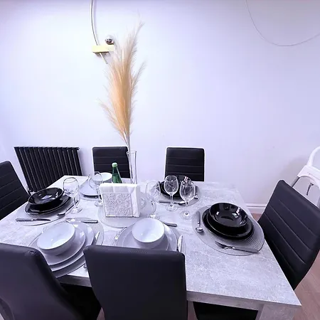 Spacious 4-Bedroom Near London Bridge, Fast Wi-Fi, Dryer & Quick Access To Central London Holiday home *