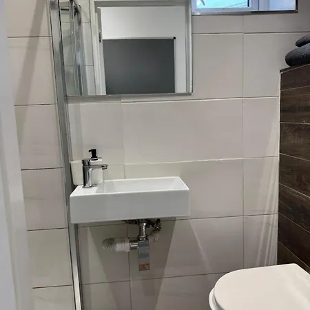 Big & Spacious 5 Bedroom House In London Holiday home *