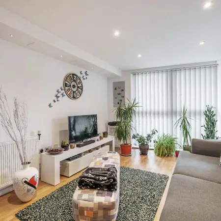 Homestay La Casa - 30 Mins To London And 20 To Mins To Wembley Stadium *
