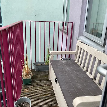 2 Bed Flat With Balcony - Zone 1 Apartment *