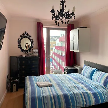 2 Bed Flat With Balcony - Zone 1 Apartment London