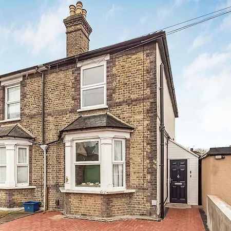 Cozy House Sleeps 8 With Free Parking Feltham