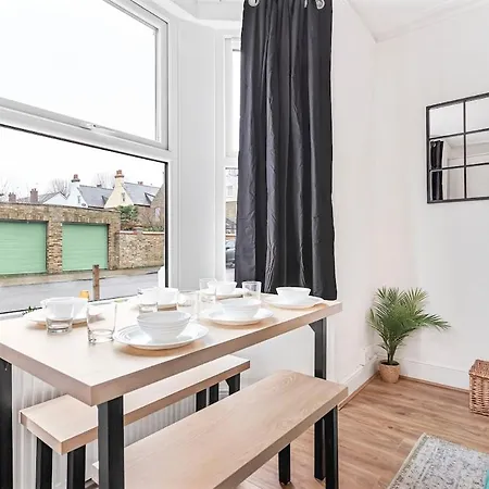 Cozy House Sleeps 8 With Free Parking * Feltham