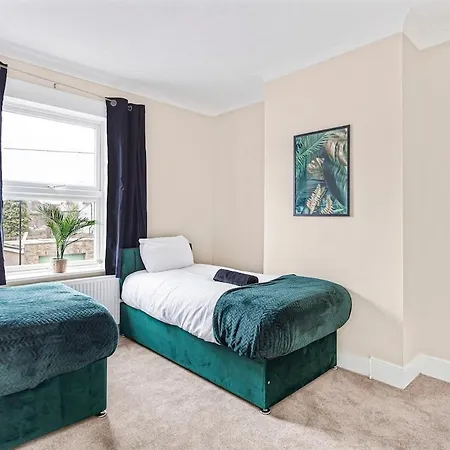 Cozy House Sleeps 8 With Free Parking Holiday home Feltham
