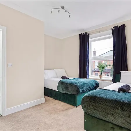 Cozy House Sleeps 8 With Free Parking * Feltham