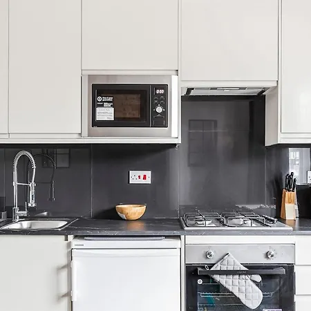 Holiday home Cozy House Sleeps 8 With Free Parking