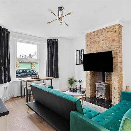 Cozy House Sleeps 8 With Free Parking Holiday home Feltham