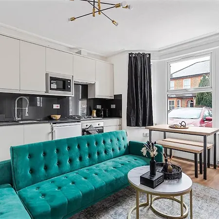 Cozy House Sleeps 8 With Free Parking Feltham