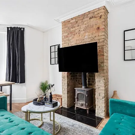 Cozy House Sleeps 8 With Free Parking Holiday home *