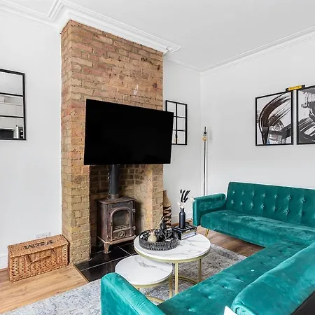 Cozy House Sleeps 8 With Free Parking * Feltham