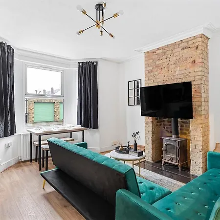 Holiday home Cozy House Sleeps 8 With Free Parking Feltham