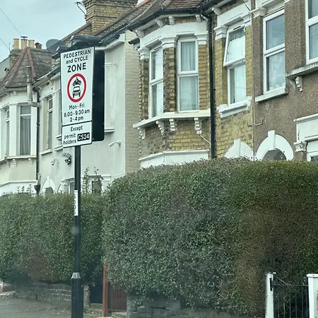 Airy Garden Flat, London, With Fast Trains To London And Direct Train To Gatwick Airport * Norwood