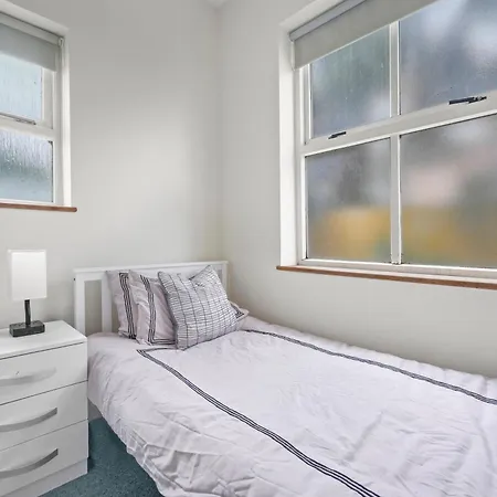 5 Bedroom House - 2 To 8 People Holiday home