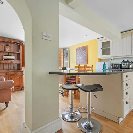 5 Bedroom House - 2 To 8 People London