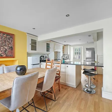 Holiday home 5 Bedroom House - 2 To 8 People London