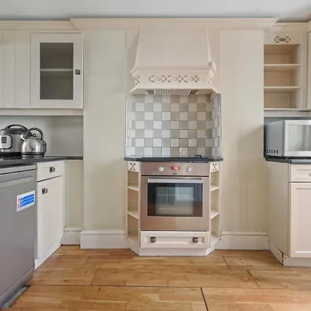5 Bedroom House - 2 To 8 People Holiday home *