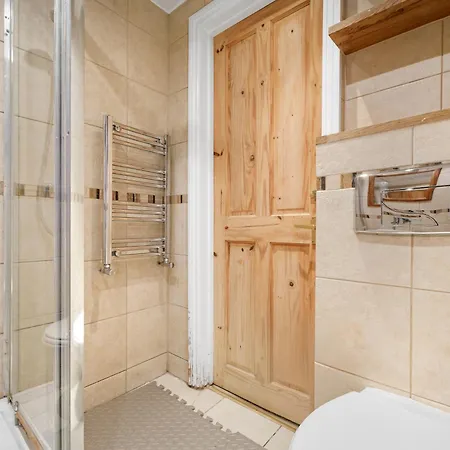 Holiday home 5 Bedroom House - 2 To 8 People London