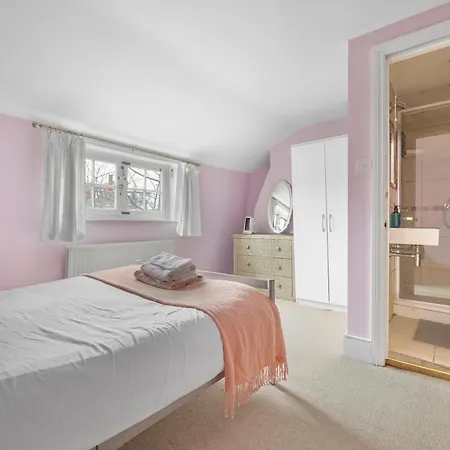 5 Bedroom House - 2 To 8 People * London