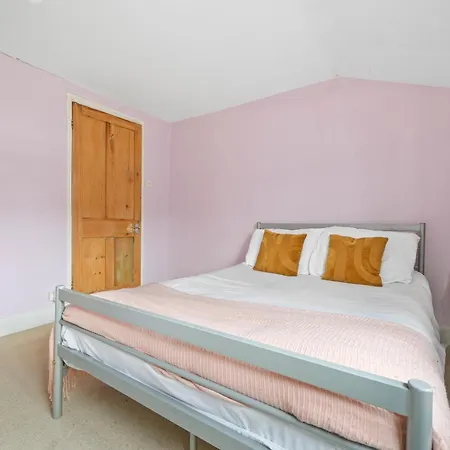 5 Bedroom House - 2 To 8 People *
