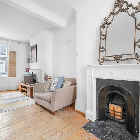 5 Bedroom House - 2 To 8 People London