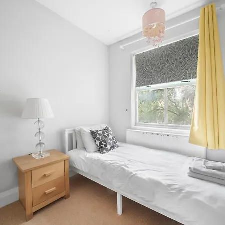 Holiday home 5 Bedroom House - 2 To 8 People London