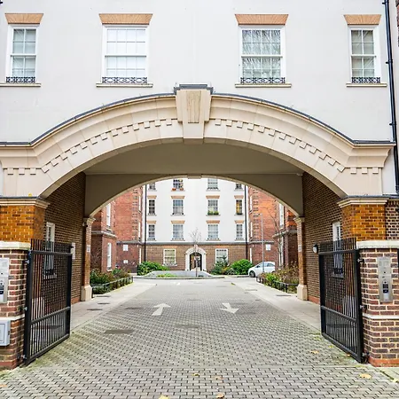 Modern 2-bedroom, 2-bathroom In West Kensington London