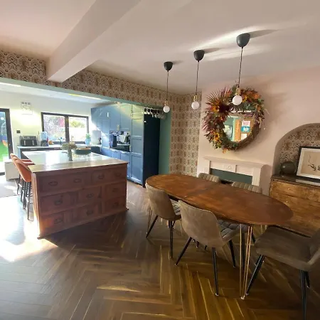 Family 25 Minutes To London Holiday home *