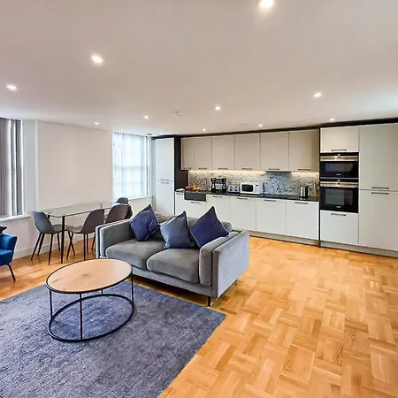 Modern 2-bedroom, 2-bathroom In West Kensington Apartment *