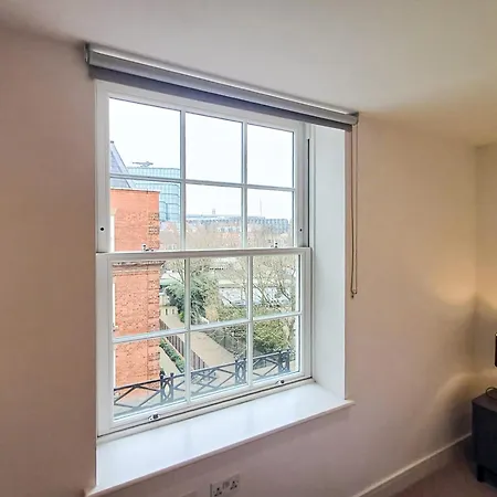 Modern 2-bedroom, 2-bathroom In West Kensington Apartment