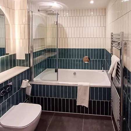 Modern 2-bedroom, 2-bathroom In West Kensington *