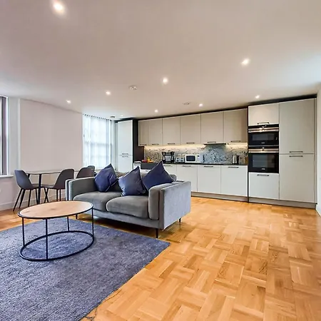 Modern 2-bedroom, 2-bathroom In West Kensington * London