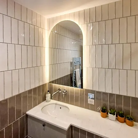 Modern 2-bedroom, 2-bathroom In West Kensington Apartment *