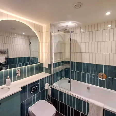 Apartment Modern 2-bedroom, 2-bathroom In West Kensington *