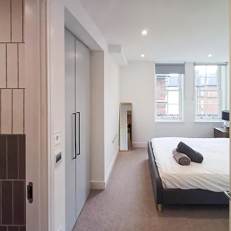 Modern 2-bedroom, 2-bathroom In West Kensington *