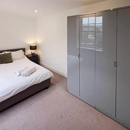 Modern 2-bedroom, 2-bathroom In West Kensington London