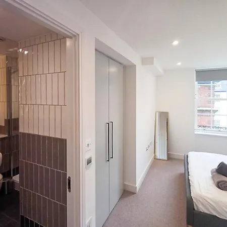 Modern 2-bedroom, 2-bathroom In West Kensington