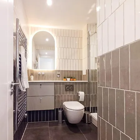 Modern 2-bedroom, 2-bathroom In West Kensington Apartment