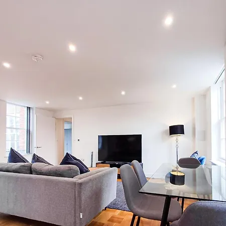Modern 2-bedroom, 2-bathroom In West Kensington *